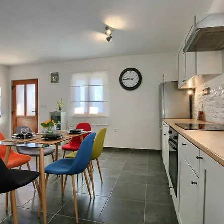 House Ulika Near Pula - Pet Friendly Marcana